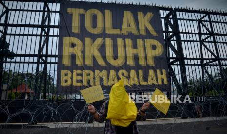 Sejumlah orang yang tergabung dalam Aliansi Nasional Reformasi KUHP melakukan aksi di depan Gedung DPR, Jakarta, Senin (5/12/2022). Dalam aksinya mereka menolak atas pengesahan Rancangan Kitab Undang-undang Hukum Pindana (RKUHP) karena menganggap beberapa pasal dalam RKUHP masih bermasalah. Republika/Prayogi