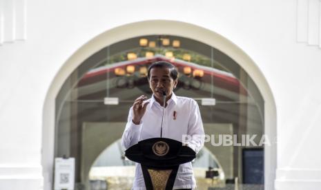 Presiden Joko Widodo memberikan sambutan pada Peluncuran Vaksin IndoVac di PT Bio Farma (Persero), Jalan Pasteur, Kota Bandung, Kamis (13/10/2022). Presiden Joko Widodo secara resmi meluncurkan vaksin Covid-19 bernama IndoVac yang diproduksi oleh PT Bio Farma (Persero). Vaksin IndoVac tersebut mulai diproduksi secara massal pada Kamis (13/10/2022) dengan target mencapai 20 juta dosis dan akan meningkat 40 juta dosis pada tahun 2023. Republika/Abdan Syakura