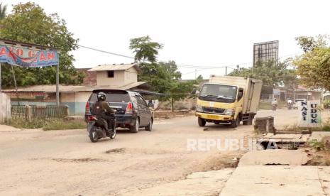 Sebulan kunjungan Presiden Jokowi ke Lampung, jalan rusak di Lampung belum juga diperbaiki. Kondisi ruas jalan provinsi Bandar Lampung - Metro rusak parah, Rabu  (7/6/2023).