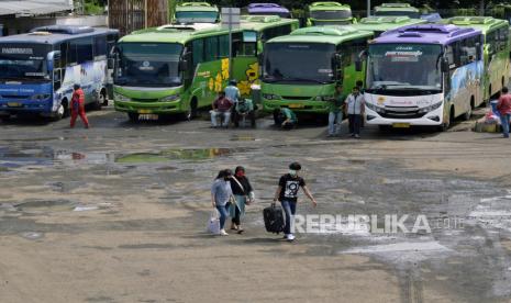 Calon penumpang berjalan menuju bus yang akan dinaikinya di Terminal Induk Rajabasa Bandar Lampung, Lampung. 