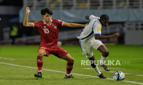 Pemain timnas Indonesia U17 Ji Da Bin (kiri) berebut bola dengan  pemain Panama dalam pertandingan babak penyisihan grup A Piala Dunia U17 2023 di Stadion Gelora Bung Tomo, Surabaya, Jawa Timur, Senin (13/11/2023).