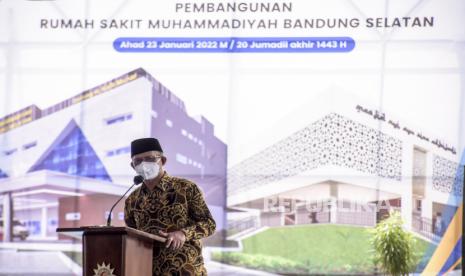 PP Muhammadiyah Desak PBB Ambil Langkah Akhiri Perang Ukraina-Rusia. Foto: Ketua Umum Pimpinan Pusat Muhammadiyah Haedar Nashir memberikan sambutan pada acara Groundbreaking Rumah Sakit Muhammadiyah Bandung Selatan (RSMBS) di Jalan Raya Laswi, Ciparay, Kabupaten Bandung, Ahad (23/1). Rumah sakit tipe D yang didesain dengan konsep modern dan ramah lingkungan tersebut rencananya akan dibangun empat lantai di tanah seluas 5.200 meter persegi serta terdapat 21 kamar rawat inap dengan 59 tempat tidur. Foto: Republika/Abdan Syakura