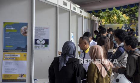 Pencari kerja berada di salah satu stan perusahaan. Pemerinah merencanakan pada 2024 dapat menciptakan 4,4 juta lapangan kerja baru./ilustrasi