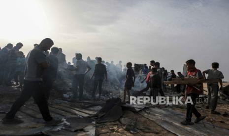 Warga Palestina melihat kehancuran pasca serangan Israel yang menyebabkan para pengungsi tinggal di Rafah, Jalur Gaza, Senin, 27 Mei 2024.