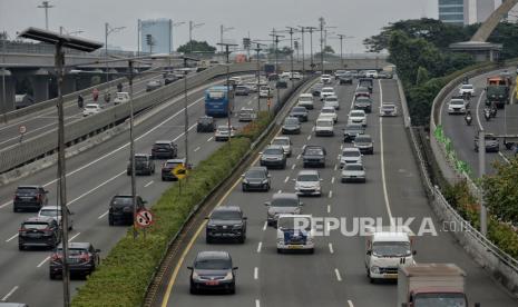 Kendaraan melintas di Jalan Tol Dalam Kota, kawasan Pancoran, Jakarta Selatan, Jumat (1/4/2022). Direktorat Lalu Lintas Polda Metro Jaya mulai hari Jumat 1 April 2022 resmi memberlakukan  pemberian bukti pelanggaran (tilang) secara elektronik (Electronic Traffic Law Enforcement/ETLE) bagi kendaraan pelanggar batas kecepatan dan muatan di tujuh ruas tol Jakarta dan sekitarnya. Republika/ Thoudy Badai