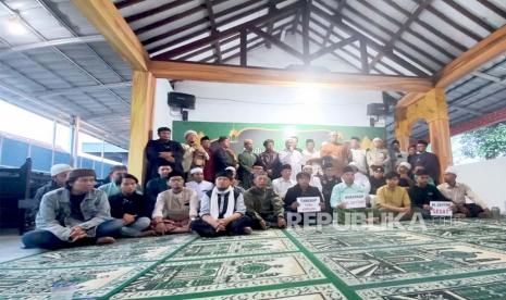 Sejumlah kiai dan tokoh di Tasikmalaya menyatakan sikap atas polemik Panji Gumilang sebagai pimpinan Ponpes Al Zaytun, di Ponpes Al Muzanni, Kota Tasikmalaya, Rabu (21/6/2023). 