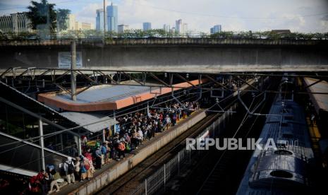 Sejumlah penumpang menunggu kedatangan kereta di Stasiun Tanah Abang, Jakarta, Kamis (9/3/2023). Kementerian Perhubungan bersama Pemerintah Provinsi DKI Jakarta akan mengembangkan Stasiun Tanah Abang menjadi stasiun sentral untuk mendukung mobilitas masyarakat serta menjadi ikon baru transportasi di Jakarta. Rencananya stasiun tersebut akan menambah jalur dari empat menjadi enam jalur kereta.