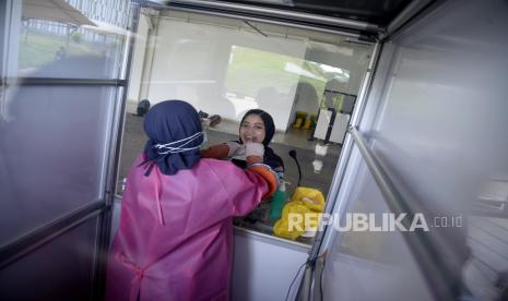 Tenaga medis mengambil sampel lendir pasien dari bilik swab test chamber saat tes swab massal di Rumah Sakit Universitas Indonesia (RSUI), Depok, Jawa Barat, Selasa (2/6). Per 3 Juni 2020, baru 1.205 personel tenaga medis yang telah menerima pencairan insentif dari pemerintah pusat. 