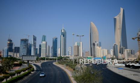 Jalan utama kosong setelah wafatnya Syekh Sabah Al-Ahmad Al-Jaber Al-Sabah di Kuwait City, Kuwait pada 30 September 2020. Emir Kuwait, Syekh Sabah Al-Ahmad Al-Jaber Al-Sabah telah meninggal dunia pada tanggal 29 September 2020 di usia 91 di Amerika Serikat. Kuwait mengumumkan 40 hari berkabung resmi dan libur tiga hari resmi mulai Selasa 29 September 2020, setelah kematian Syekh Sabah Al-Ahmad Al-Jaber Al-Sabah. Sheikh Nawaf al-Ahmed dilantik sebagai Emir baru Kuwait pada Majelis Nasional di Kota Kuwait pada 30 September 2020.