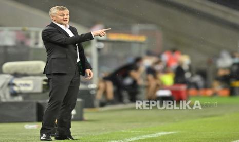  Pelatih kepala Manchester United Ole Gunnar Solskjaer bereaksi selama pertandingan semi final Liga Eropa UEFA antara Sevilla FC dan Manchester United di Cologne, Jerman, 16 Agustus 2020.