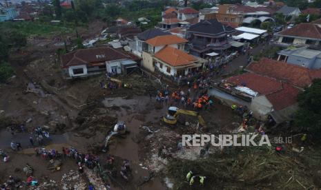 Foto udara Tim SAR gabungan bersama relawan dan warga membersihkan endapan lumpur saat pencarian korban akibat banjir bandang di Bulukerto, Kota Batu, Jawa Timur, Jumat (5/11/2021). Berdasarkan laporan sementara dari BPBD Kota Batu hingga hari kedua pencarian korban banjir bandang, tim SAR berhasil menemukan enam jenazah korban dan tiga korban masih dalam proses pencarian.