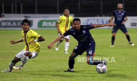 Pesepak bola Arema FC Dendi Santoso (kanan) 