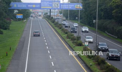 Di saat diberlakukannya penyekatan larangan mudik, arah menuju Gerbang Tol pasteur Kota Bandung, lengang, Juamt (7/5). Selain itu, penutupan tempat wisata di Kabupaten Bandung Barat akibat kembali naiknya wabah Covid-19 membuat jalur ke arah Bandung lengeng. 