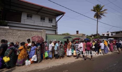 Warga Sri Lanka mengantre untuk membeli minyak tanah untuk memasak di luar stasiun pengisian bahan bakar di Kolombo, Sri Lanka, Rabu, 11 Mei 2022. 