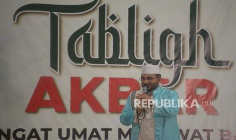 Pimpinan Majelis Rasulullah Habib Nabiel Al Musawa memberikan ceramah saat Tabligh Akbar di Masjid Az-Zikra, Sentul, Bogor, Jawa Barat, Selasa (31/5/2022). Tabligh Akbar yang terselenggara atas kerjasama antara Republika dan Majelis Az-Zikra tersebut mengambil tema Semangat Umat Merawat Bangsa.Prayogi/Republika. 