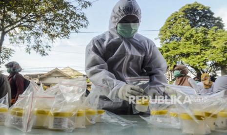 Petugas merapikan wadah sampel dahak milik warga yang menjalani tes Polymerase Chain Reaction (PCR) di perbatasan Jakarta-Bekasi, Lubang Buaya, Jakarta, Selasa (5/5).Tes PCR secara random untuk 50 masyarakat yang melintas di titik perbatasan antara Jakarta dan Bekasi itu untuk mendeteksi lokasi dan menekan penyebaran virus Corona. (ilustrasi)