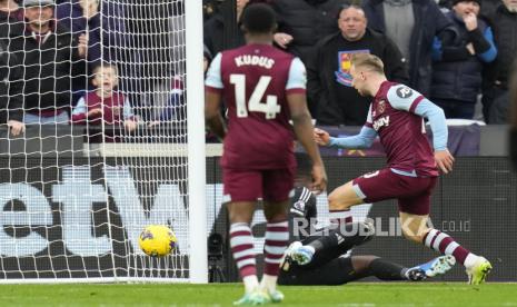 Pemain West Ham Jarrod Bowen mencetak gol ke gawang Manchester United dalam lanjutan Liga Primer Inggris, Sabtu (23/12/2023). West Ham mengalahkan MU 2-0.