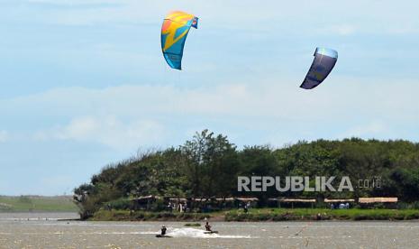 Kitesurfer unjuk kebolehan saat Kitesurfing Exhibition 2022 di Laguna Pantai Depok, Bantul, Yogyakarta, Selasa (25/10/2022). Jogja Aerosport Club (JAC) menggelar kegiatan ini untuk mengenalkan kepada masyarakat dan pelaku wisata bahwa olahraga ekstrim ini bisa juga dilakukan di Pantai Depok, Parangtritis. Event ini diikuti oleh instruktur dari Lombok Kitesurfing, anggota JAC, dan pengiat Kitesurfing dari luar negeri. Diharapkan dengan kegiatan ini bisa memberikan alternatif wisata baru di Yogyakarta.