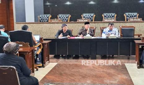 Suasana rapat audensi yang diadakan DPRD Indramayu terkait persoalan kredit macet BPR Karya Remaja Indramayu, Selasa (11/4/2023). 