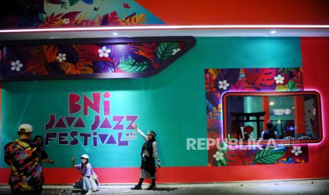 Pengunjung berfoto di area Jakarta International BNI Java Jazz Festival 2022 di JiExpo Kemayoran, Jakarta Pusat, Jumat (27/5/2022). Perhelatan festival musik tahunan tersebut kini kembali di gelar selama 3 hari mulai dari tanggal 27 Mei hingga 29 Mei 2022 setelah vakum selama 2 tahun akobat pandemi Covid-19. Republika/Thoudy Bada