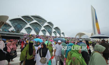 Pengunjung memadati Masjid Raya Al Jabbar, Gedebage, Kota Bandung.