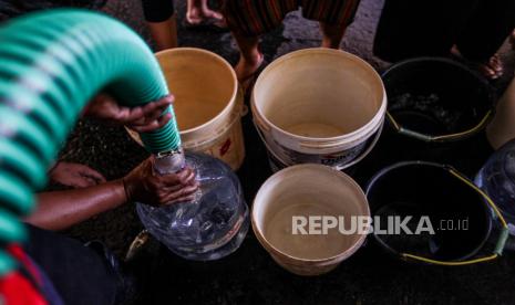 Petugas saat mendistribusikan air bersih kepada warga (ilustrasi). Sedikitnya 90 desa yang tersebar di 22 kecamatan di Kabupaten Lebak, Banten, mengalami krisis air bersih sejak dua bulan terakhir.