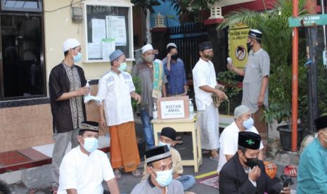 Gelar Sholat Idul Fitri, Petugas Prokes Ketatkan Pemeriksaan