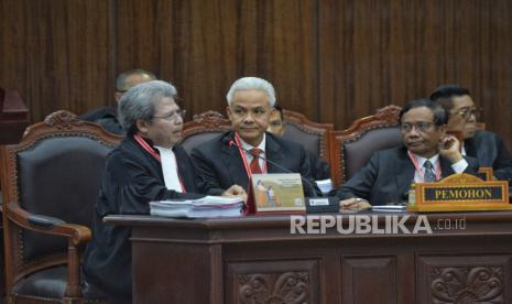 Pasangan Capres-cawapres no urut 03 Ganjar Pranowo dan Mahfud MD saat menghadiri sidang. Capres 03 Ganjar Pranowo sebut pihaknya akan mengungkap kecurangan Pilpres 2024 di MK.