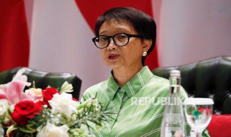 Menlu Retno Marsudi saat memberikan keterangan pers di Ruang Nusantara Kemenlu, Jumat (5/5/2023). Dalam konpres dipaparkan soal 20 WNI yang menjadi korban tindak pidana perdagangan orang (TPPO) di bidang penipuan daring dan kini terjebak di Myawaddy