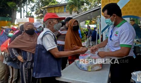 Sejumlah warga antre membeli sembako murah di Kantor Kelurahan Pondok Kelapa, Jakarta, Rabu (2/3/2022). Kegiatan pasar murah tersebut menjual berbagai komoditas pangan dengan harga terjangkau seperti mulai dari beras, minyak goreng, gula pasir, tepung terigu. Pasar murah kembali digelar Pemprof DKI Jakarta menjelang Ramadhan. Pasar murah berlokasi di 92 titik.