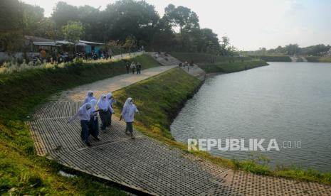 Sejumlah warga beraktivitas di Ruang Terbuka Hijau (RTH).