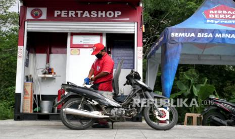 Petugas mengisi BBM Pertamax konsumen di Pertashop Desa Umbulharjo, Sleman, Yogyakarta, Selasa (1/12). Pertamina mengajak pemerintah desa untuk berkerja sama penyaluran BBM dan LPG melalui outlet SPBU mini yang dinamai Pertashop. Desa yang tertarik bisa menyiapkan izin, lahan, dan investasi mulai Rp 300jt an. Dan Pertamina akan memprioritaskan lembaga desa atau BUMdes sebagai pengelola Pertashop.