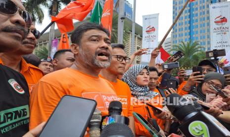 Presiden Partai Buruh sekaligus Presiden Konfederasi Serikat Pekerja Indonesia (KSPI), Said Iqbal menyampaikan enam tuntutan buruh dalam demonstrasi Hari Buruh (May Day) di kawasan Patung Kuda, Jakarta Pusat, Senin (1/5/2023). 