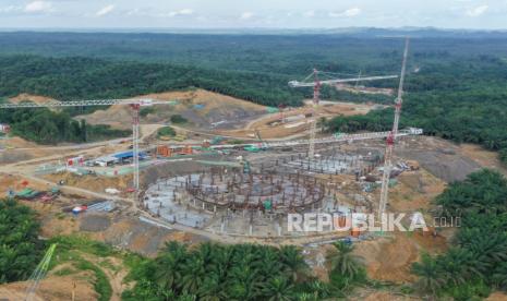 Foto udara sejumlah pekerja menyelesaikan proyek pembangunan Masjid Negara Ibu Kota Nusantara (IKN), Penajam Paser Utara, Kalimantan Timur, Sabtu (31/8/2024). 