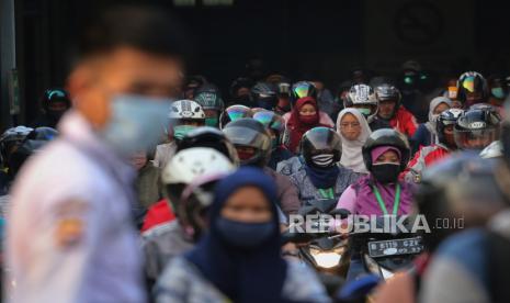 Sejumlah buruh pabrik pulang kerja (ilustrasi).