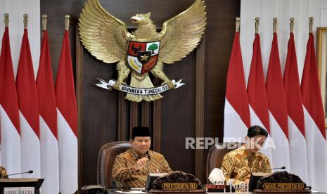 Presiden Prabowo Subianto bersama Wakil Presiden Gibran Rakabuming Raka memimpin Rapat Paripurna Perdana Kabinet Merah Putih di Istana Negara, Jakarta, Rabu (23/10/2024). Rapat paripurna perdana Kabinet Merah Putih dihadiri 48 menteri dan 12 pejabat. Dalam rapat itu, Presiden memberikan sejumlah arahan kepada jajaran kabinetnya.