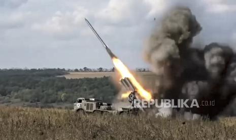 Gambar diam yang diambil dari video selebaran yang disediakan oleh layanan pers Kementerian Pertahanan Rusia pada 20 September 2022 menunjukkan sistem roket multi-peluncuran BM-27 Uragan dari Distrik Militer Pusat Rusia menembaki lokasi yang dirahasiakan di wilayah Donetsk, Ukraina timur. . Pada 24 Februari 2022 pasukan Rusia memasuki wilayah Ukraina dalam apa yang dinyatakan oleh presiden Rusia sebagai 