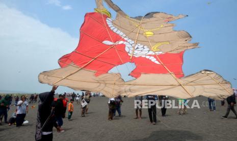 Peserta mencoba menerbangkan layangan dua dimensi saat Festival Layangan Samas di Pantai Samas, Srigading, Bantul, Yogyakarta, Ahad (21/8/2022). Festival layangan yang baru pertama diadakan ini diharapkan membangkitkan kembali potensi wisata Pantai Samas yang kian redup. Acara yang digelar Sabtu-Ahad ini diikuti oleh penggemar layangan dari berbagai kota yang menampilkan layangan tradisional, layangan dua dimensi, dan layangan naga.