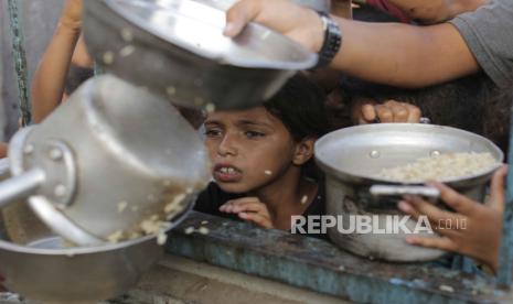 Anak Palestina antre untuk mendapatkan makanan di kamp Khan Younis, Jalur Gaza Selatan, Sabtu (15/6/2024).