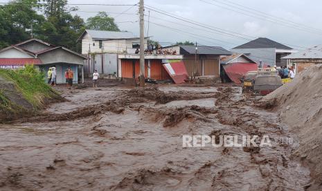 Sejumlah warga menyaksikan banjir lahar dingin menerjang kawasan pemukiman di Nagari Bukik Batabuah, Kecamatan Canduang, Agam, Sumatera Barat, Jumat (5/4/2024). Banjir lahar dingin dari Gunung Marapi tersebut menerjang kawasan pemukiman di daerah itu dan sempat memutus akses ruas jalan Bukittinggi - Padang. 