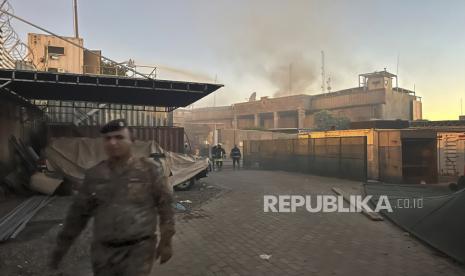 Asap mengepul dari Kedutaan Besar Swedia di Baghdad, Kamis (20/7/2023). Para pengunjuk rasa yang marah dengan rencana pembakaran salinan Alquran menyerbu kedutaan Kamis pagi, membobol kompleks dan menyalakan api kecil.