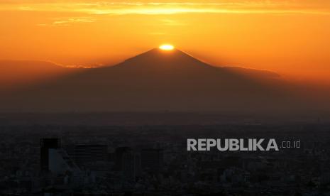 Diamond Fuji terlihat dari gedung bertingkat di Tokyo, Jepang, 15 November 2020. Fenomena Diamond Fuji adalah saat matahari berada tepat di puncak Gunung Fuji.