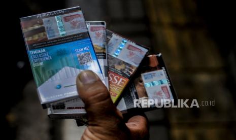 Pedagang menunjukkan bungkus rokok bercukai di Jakarta, Kamis (10/12). Kementerian Keuangan mengumumkan kenaikan tarif cukai rokok sebesar 12,5 persen yang berlaku efektif pada 1 Februari 2021 mendatang. Republika/Putra M. Akbar