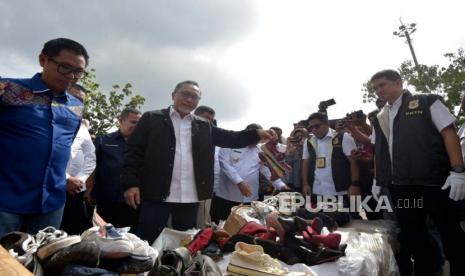 Kementerian Perdagangan memusnahkan 730 bal pakaian, sepatu, hingga tas bekas asal impor senilai Rp 10 miliar di Terminal Bandar Raya Payung Sekaki, Pekanbaru, Riau, Jumat (17/3/2023). Pemusnahan itu dilakukan merespons semakin maraknya bisnis thrifting.