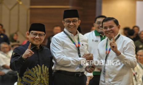 Paslon Capres-cawapres nomor urut 1 Anies Baswedan dan Muhaimin Iskandar berfoto saat menghadiri acara Deklarasi Dukungan Keluarga Besar (KB) HMI di Jakarta, Rabu (27/12/2023). KB HMI menyatakan dukungan untuk pemenangan Anies-Muhaimin (AMIN) sebagai presiden dan wakil presiden pada Pilpres 2024.