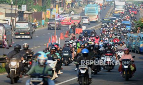 Sejumlah pemudik melintasi kawasan Simpang Jomin, Karawang, Jawa Barat, Rabu (19/4/2023). Lalu lintas di kawasan Simpang Jomin terpantau ramai lancar dari pemudik yang akan menuju ke arah Jawa Tengah.