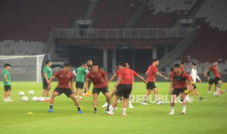 Pemain timnas Indonesia mengikuti latihan jelang pertandingan leg kedua Kualifikasi Piala Dunia 2026 vs Brunei Darussalam, Selasa (17/10/2023).