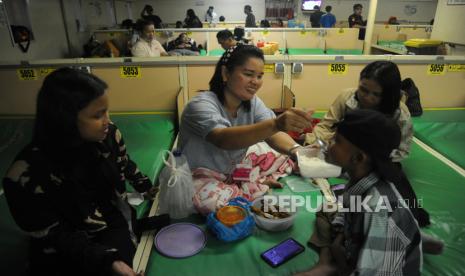 Penumpang sedang makan bersama saat mengunakan KM Kelud di Pelabuhan Batuampar, Kota Batam, Kamis (22/12/2022). Total kapasitas normal KM Kelud berjumlah 2.607 penumpang namun jelang liburan sebanyak 3.572 penumpang menuju Medan. PT Pelni mendapatkan dispensasi 30-35 persen dari Kemenhub. Pemudik mengunakan moda transportasi laut untuk liburan Nataru 2022 di kampung halaman. Dokter Berbagi Tips Cegah Penyakit Saat Liburan