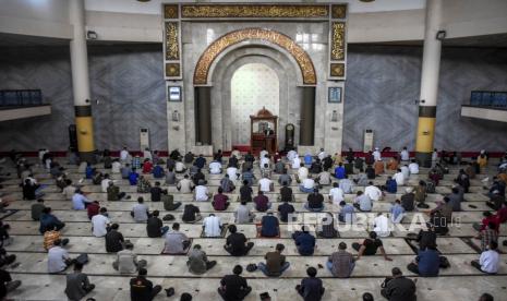 Pelaksanaan sholat Jumat bergelombang mempunyai sejumlah catatan. Ilustrasi sholat Jumat