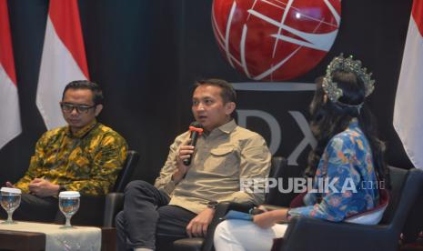 Deputi Bidang Koordinasi Investasi dan Pertambangan Kemenko Marves RI Septian Hario Seto (tengah) menyampaikan paparan dalam diskusi panel 1 Edukasi dan Sosialisasi ESG  dalam acara Sehati Untuk Bumi ESG Summit 2024 ESG Ala Indonesia di Gedung Bursa Efek Indonesia (BEI), Jakarta, Kamis (12/9/2024). Diskusi panel 1 tersebut mengakat  Topik Menyebarluaskan Pemahaman ESG di Masyarakat dan Pasar.